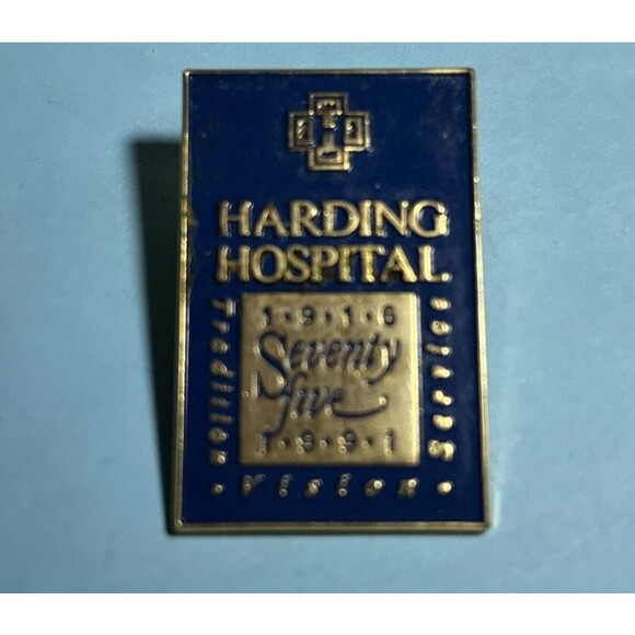 1916-1991 Harding Hospital 75 Years Tradition -vision-Service Vintage Lapel Pin - Picture 1 of 2